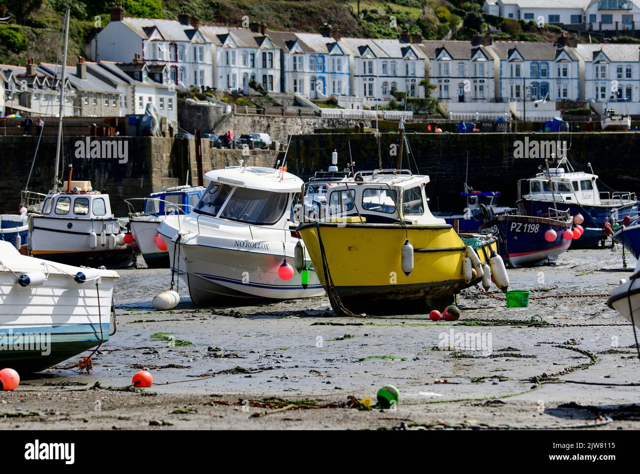 Le beau village de pêcheurs de Porthleven. Observation du port et de ses bateaux de pêche. Banque D'Images