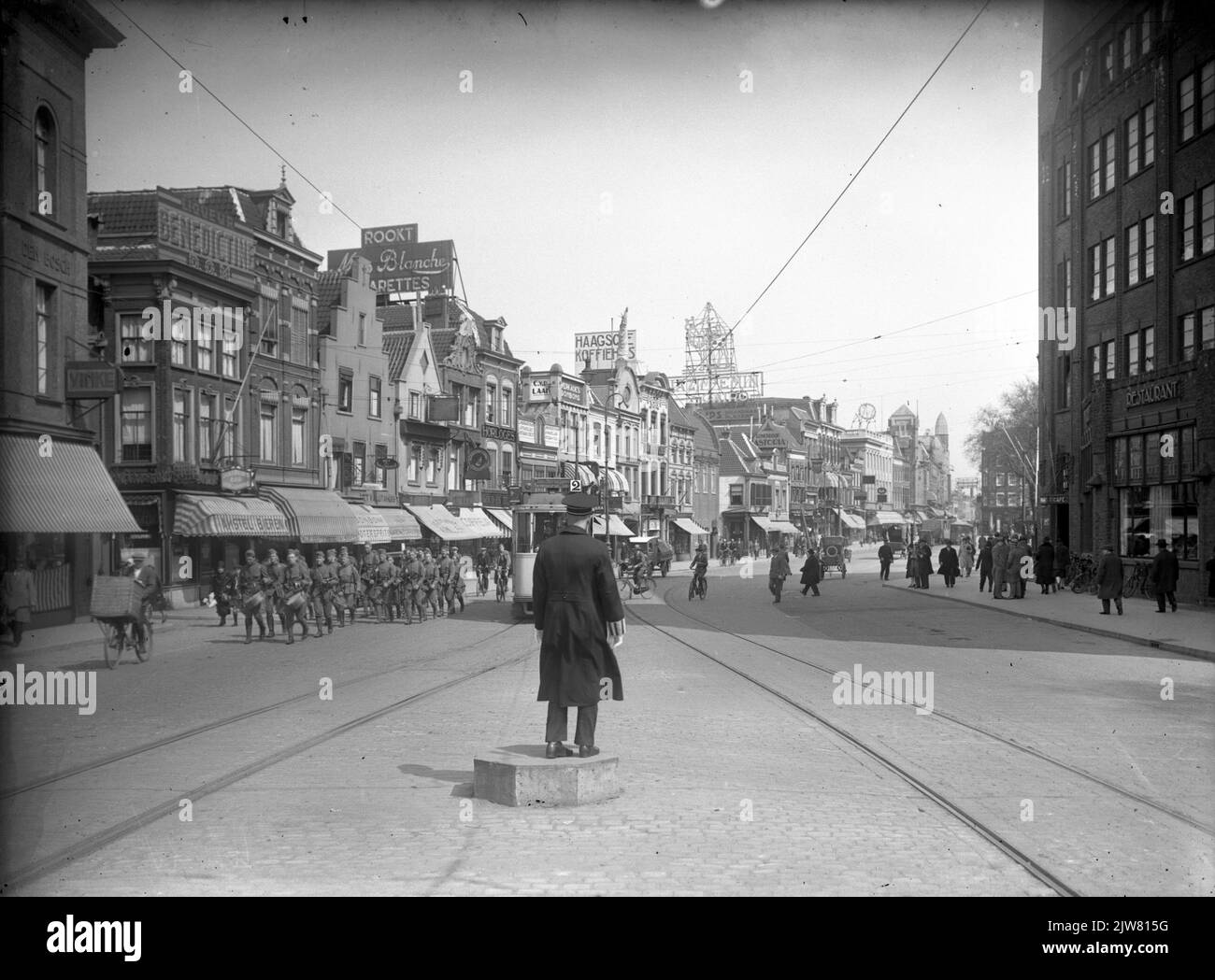 Vue sur le côté nord de Vredenburg à Utrecht avec un agent de circulation au premier plan; sur la droite, une partie du bâtiment Jaarbeurs 1st. Banque D'Images