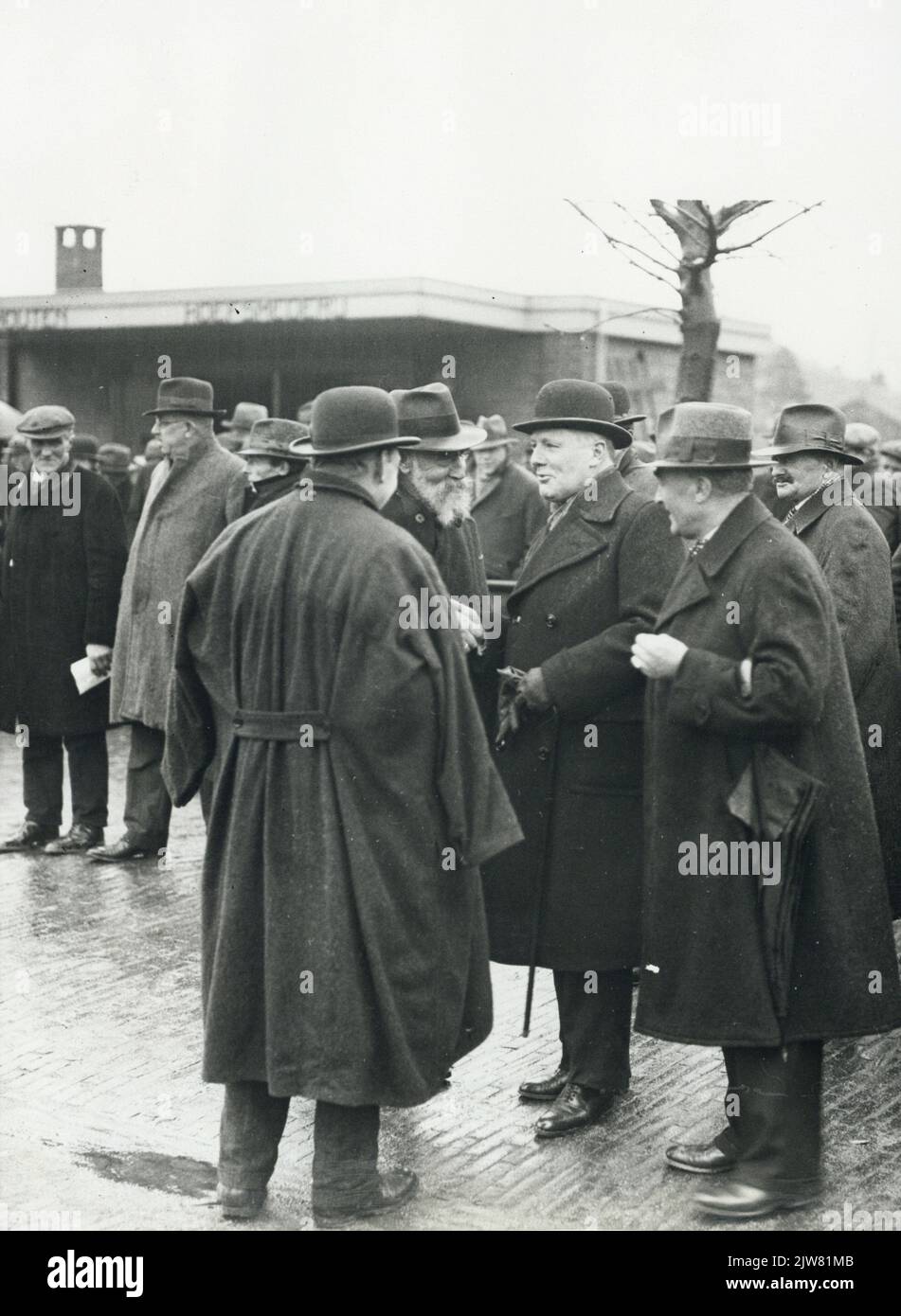 Image de M. G.A.W. Ter Pelkwijk en conversation avec quelques organisateurs de l'inspection centrale des étalons Premium qui a eu lieu sur le site de Veemarkt (Croeselaan) à Utrecht. Banque D'Images