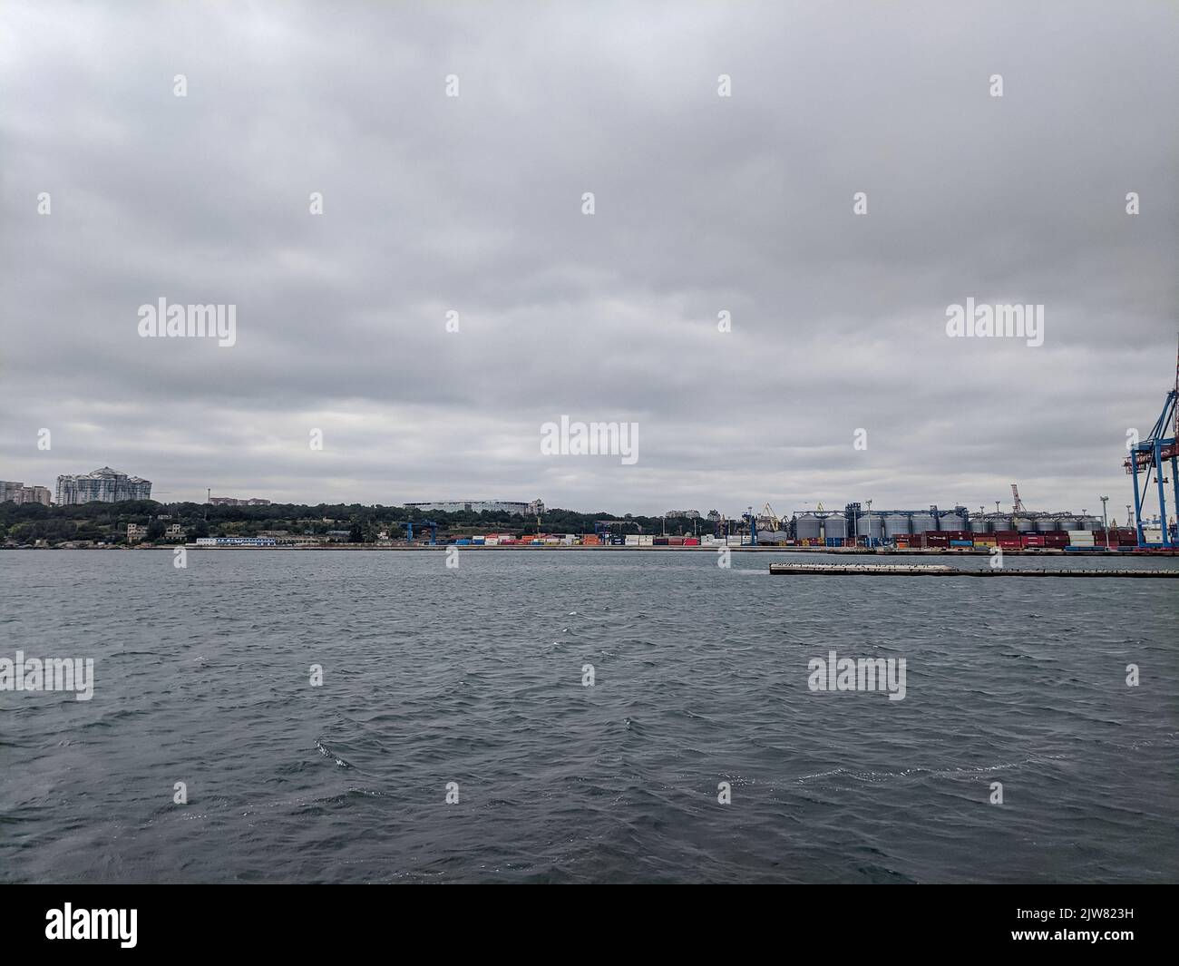 Prise de vue en paysage d'un arrière-plan industriel de ville portuaire Banque D'Images