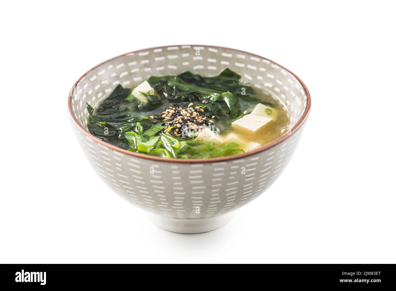 Soupe japonaise traditionnelle miso dans un bol isolé sur blanc. Banque D'Images