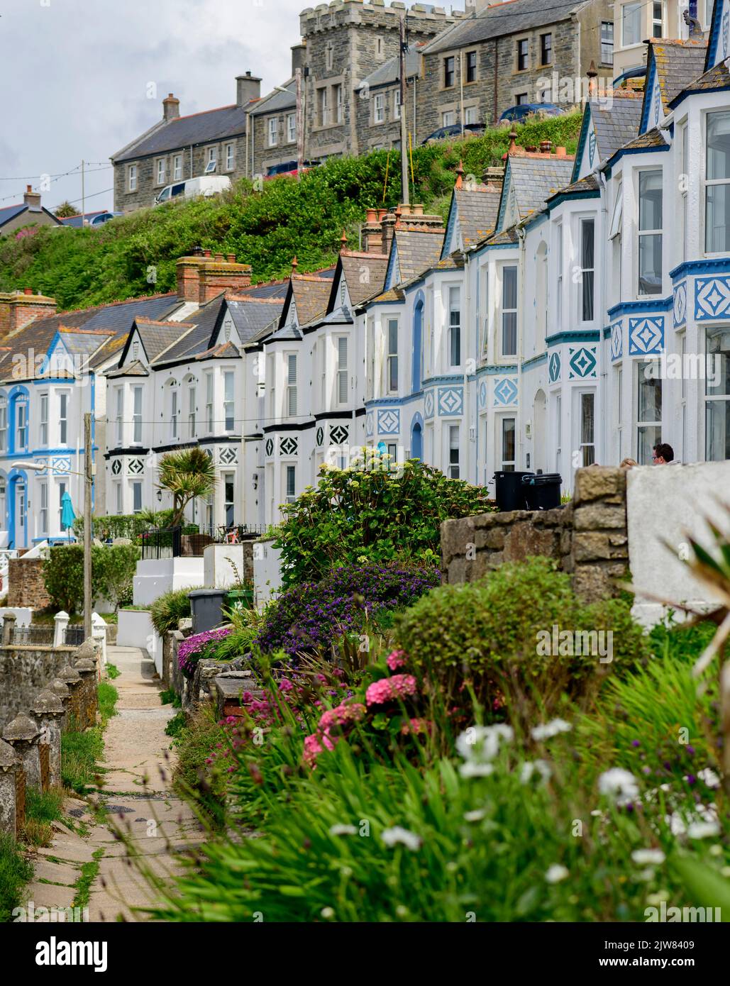 Terrasse avec vue sur la baie dans toute sa splendeur. Les vieilles maisons blanches de Porthleven sur le port. Banque D'Images