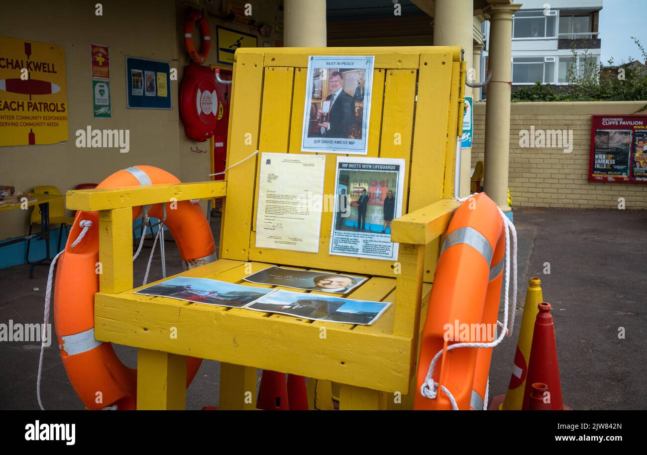 Un poste de sauveteurs sur la plage de Chalkwell dans l'Essex, au Royaume-Uni, qui a été transformé en un sanctuaire pour Sir David Amess, le député local assassiné en 2021. Banque D'Images