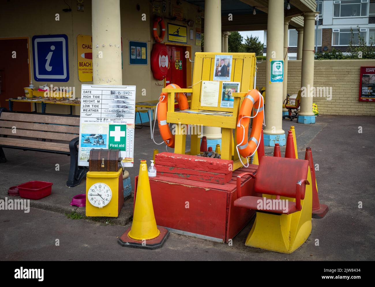 Une station de secouriste avec des informations sur les marées et du matériel de premiers soins sur la plage de Chalkwell dans l'Essex, au Royaume-Uni, qui a été transformée en sanctuaire pour Sir David Am Banque D'Images