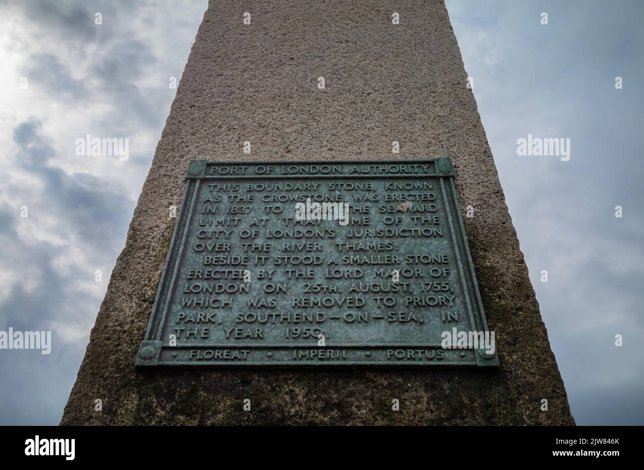 La plaque gravée sur le Crowstone, ou Crow Stone, l'ancien marqueur de la limite du port de Londres dans l'estuaire de la Tamise à Chalkwell dans Essex, U Banque D'Images