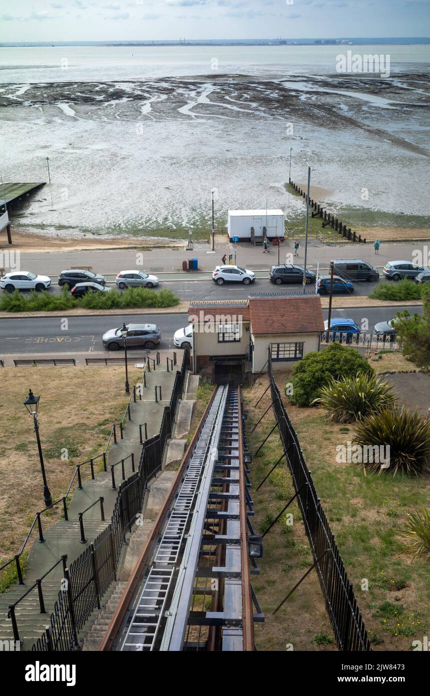 Vue sur l'estuaire de la Tamise depuis Cliff Lift, un funiculaire de Southend-on-Sea, Essex, Royaume-Uni, qui descend des falaises occidentales. Ouvert en 1 Banque D'Images