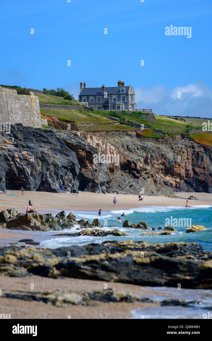 Plage de Porthleven le jour de l'été. Les drapeaux de sécurité sont en place. Banque D'Images