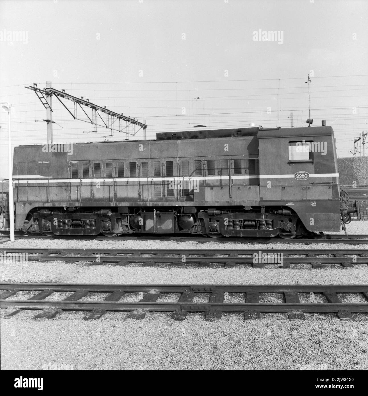 Image de la locomotive diesel-électrique n° 2280 (série 2200/2300) de la N.S. A de Lijnwerkplaats Watergraafsmeer à Amsterdam, avec un silencieux correctement appliqué sur l'engin de moto. Banque D'Images
