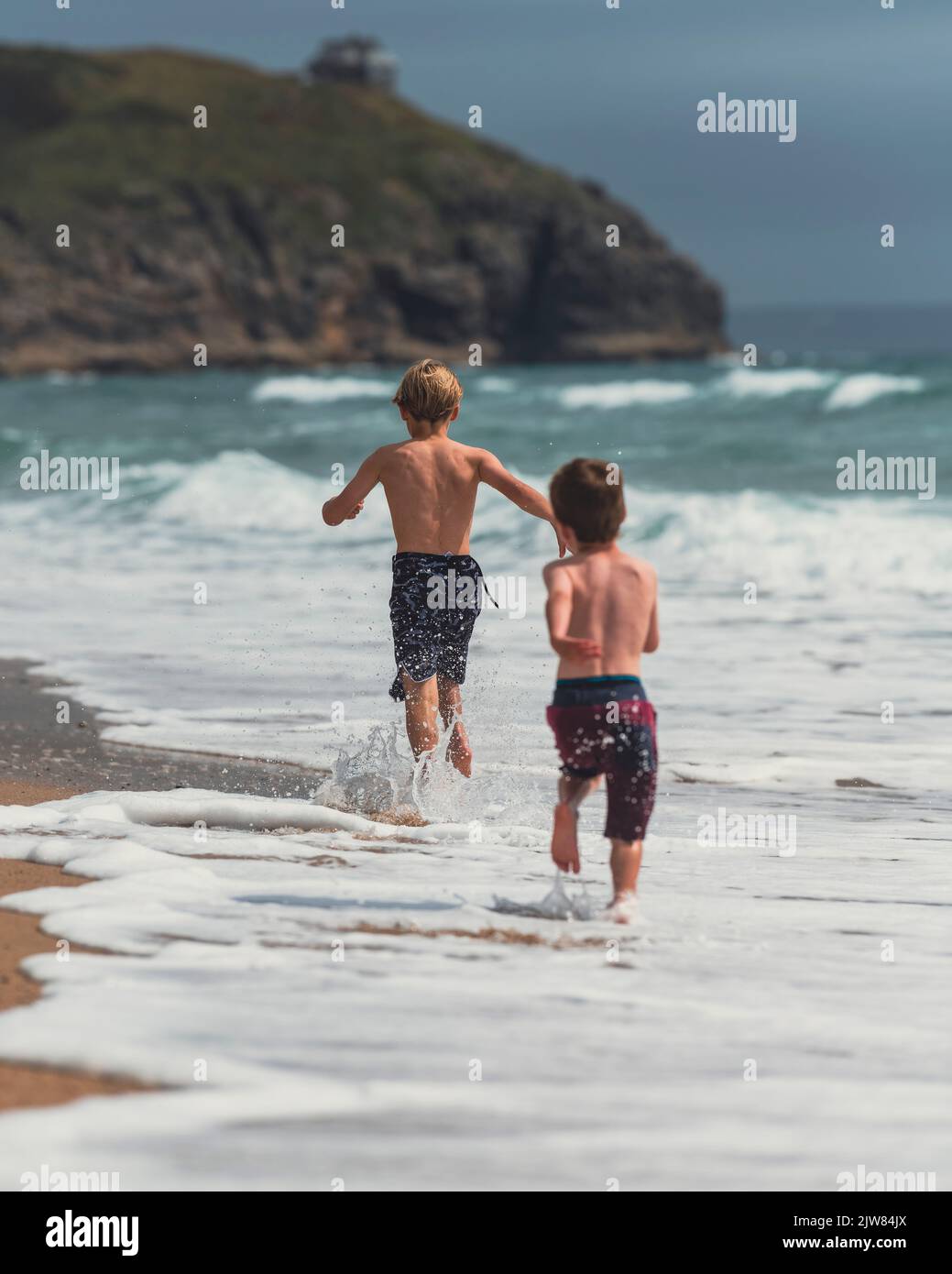 Frères dans le bras, mes deux garçons appréciant la plage de sable de PRAA. Parfait pour explorer et courir gratuitement. Banque D'Images