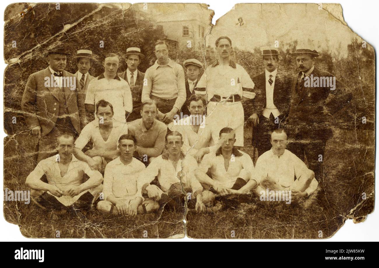 Portrait de groupe d'une équipe de football inconnue, vraisemblablement Utrecht, à Haaksbergen. Banque D'Images
