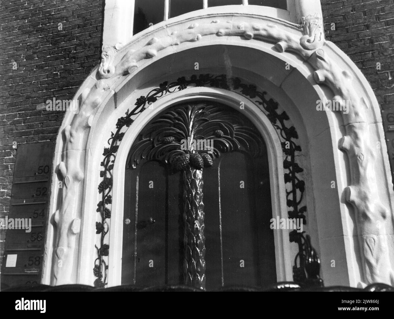 Image de l'encadrement de porte et de la lucarne avec palmier et guirlande de la maison de Krakeling (derrière Saint-Pieter 50-74) à Utrecht. Banque D'Images