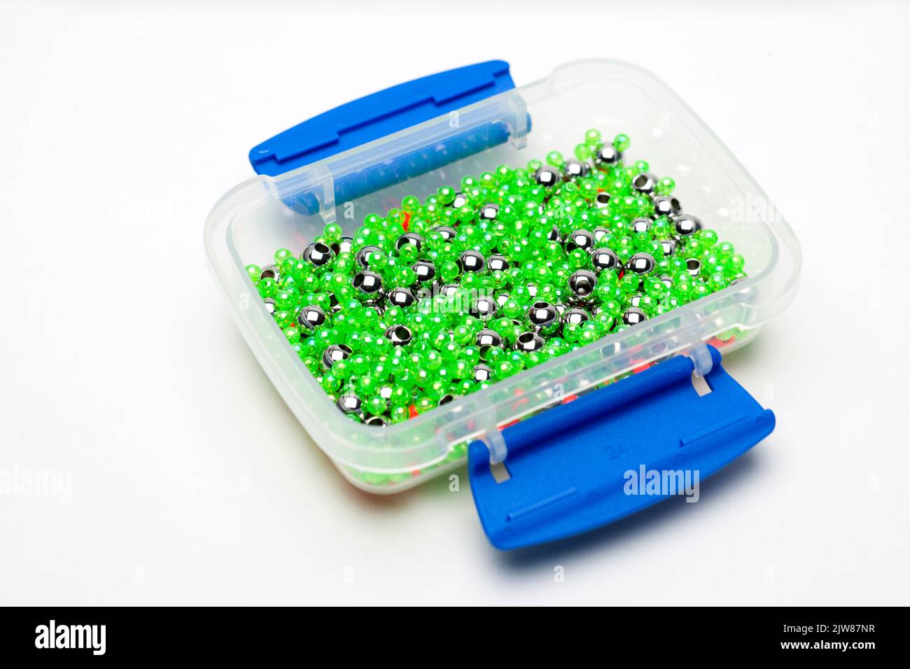 Boîte en plastique contenant des perles de pêche mixtes ou des perles artisanales Banque D'Images
