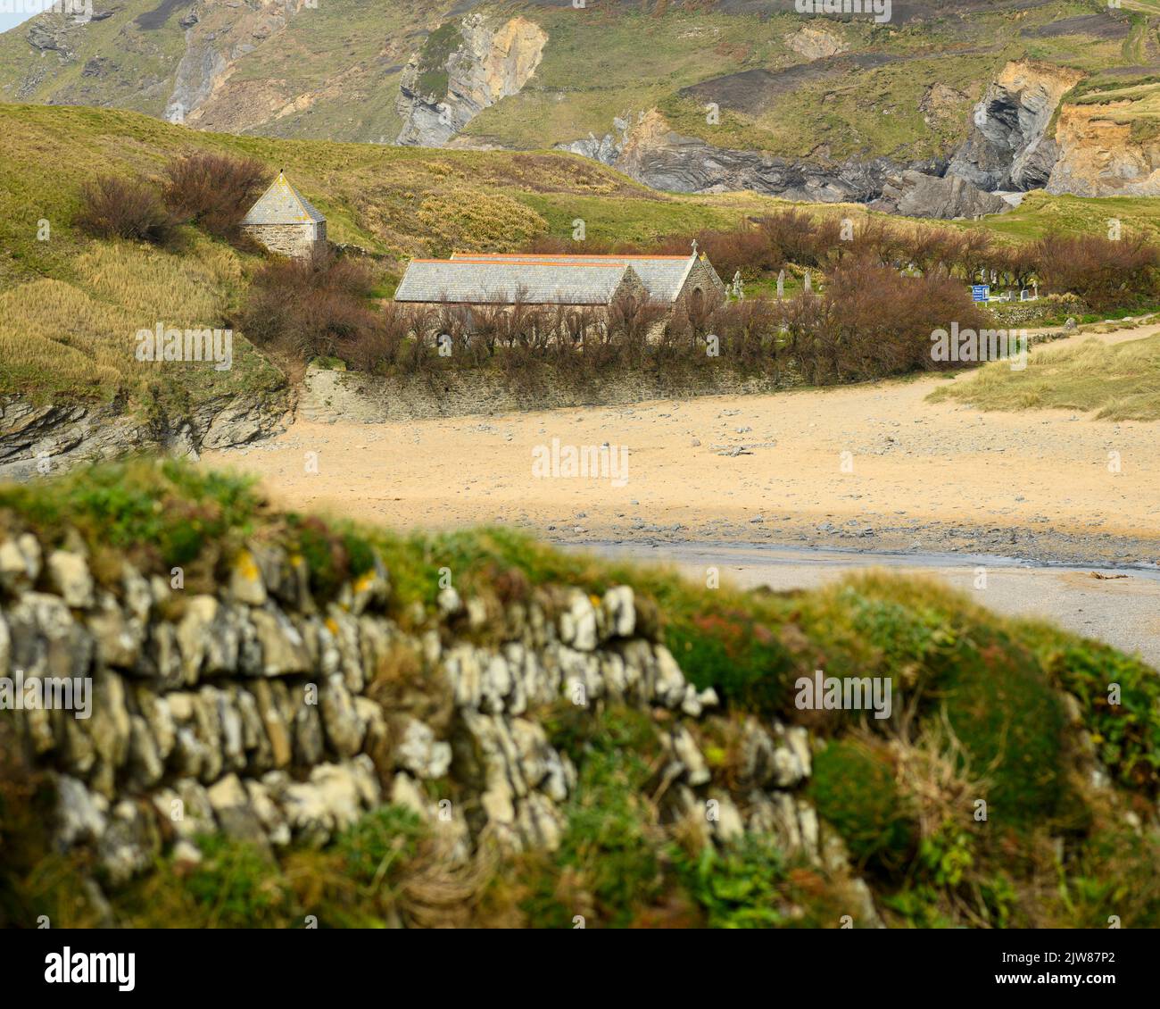 En descendant le chemin de la côte jusqu'à l'église cachée à Church Cove National Trust. Banque D'Images