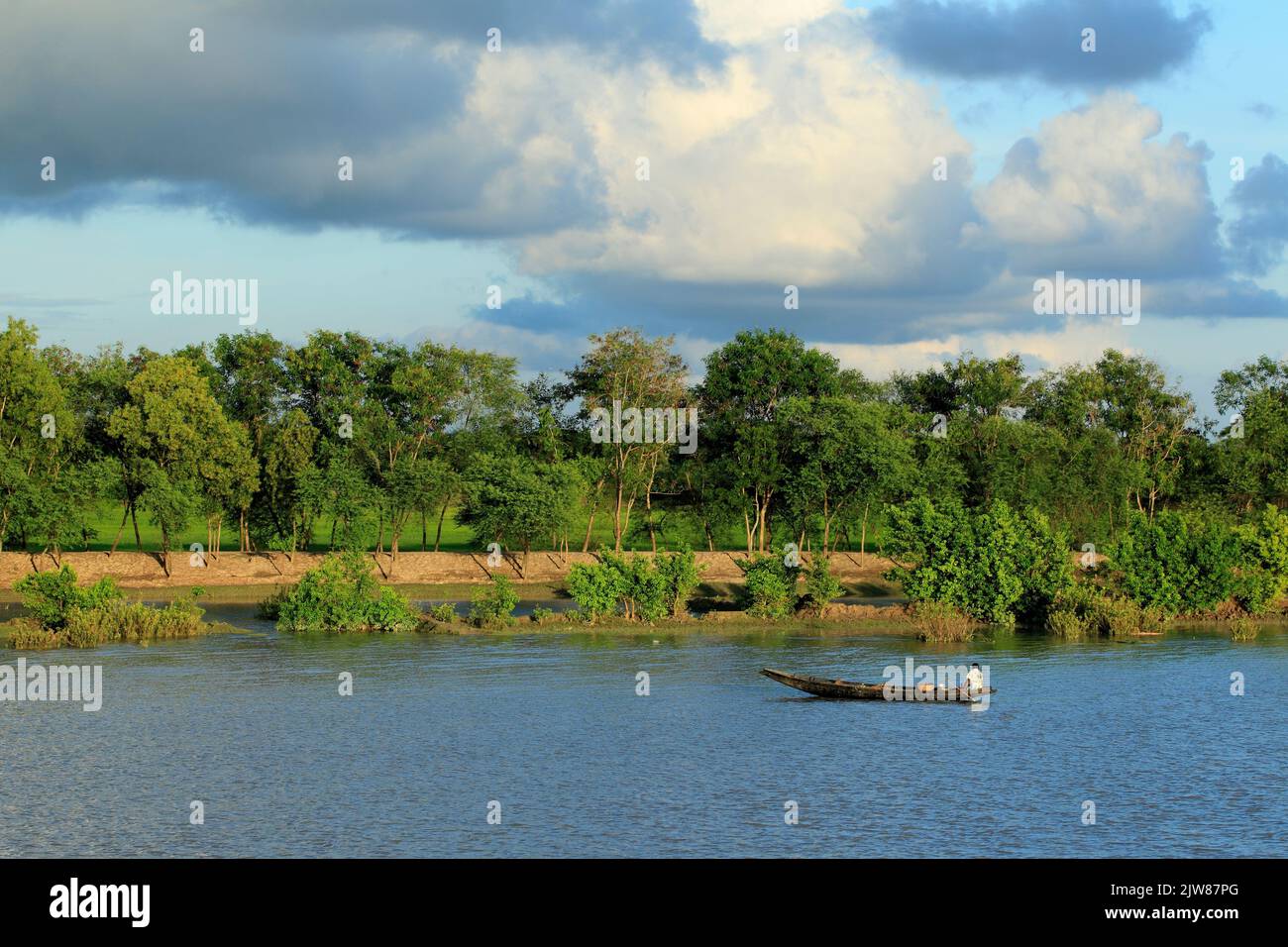 Stock photo - vue naturelle sur le fleuve Sangu. Bandarban, Bangladesh. Banque D'Images
