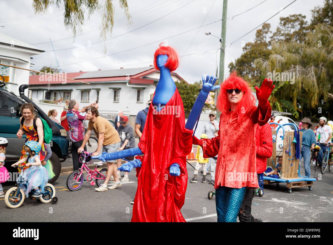 Les participants défilent dans les rues du West End de Brisbane lors du Kurilpa Derby le 4 septembre 2022. Le Kurilpa Derby est organisé comme une célébration communautaire du West End de Brisbane, dynamique et multiculturel, avec des activités et une parade dans les rues, favorisant toujours le transport non automobile comme les vélos, les scooters, les chariots et les planches à roulettes. L'événement a retrouvé son format d'origine après avoir été annulé en 2020 et restructuré radicalement en 2021 en raison de la pandémie de COVID-19. (Photo de Joshua Prieto/Sipa USA) Banque D'Images