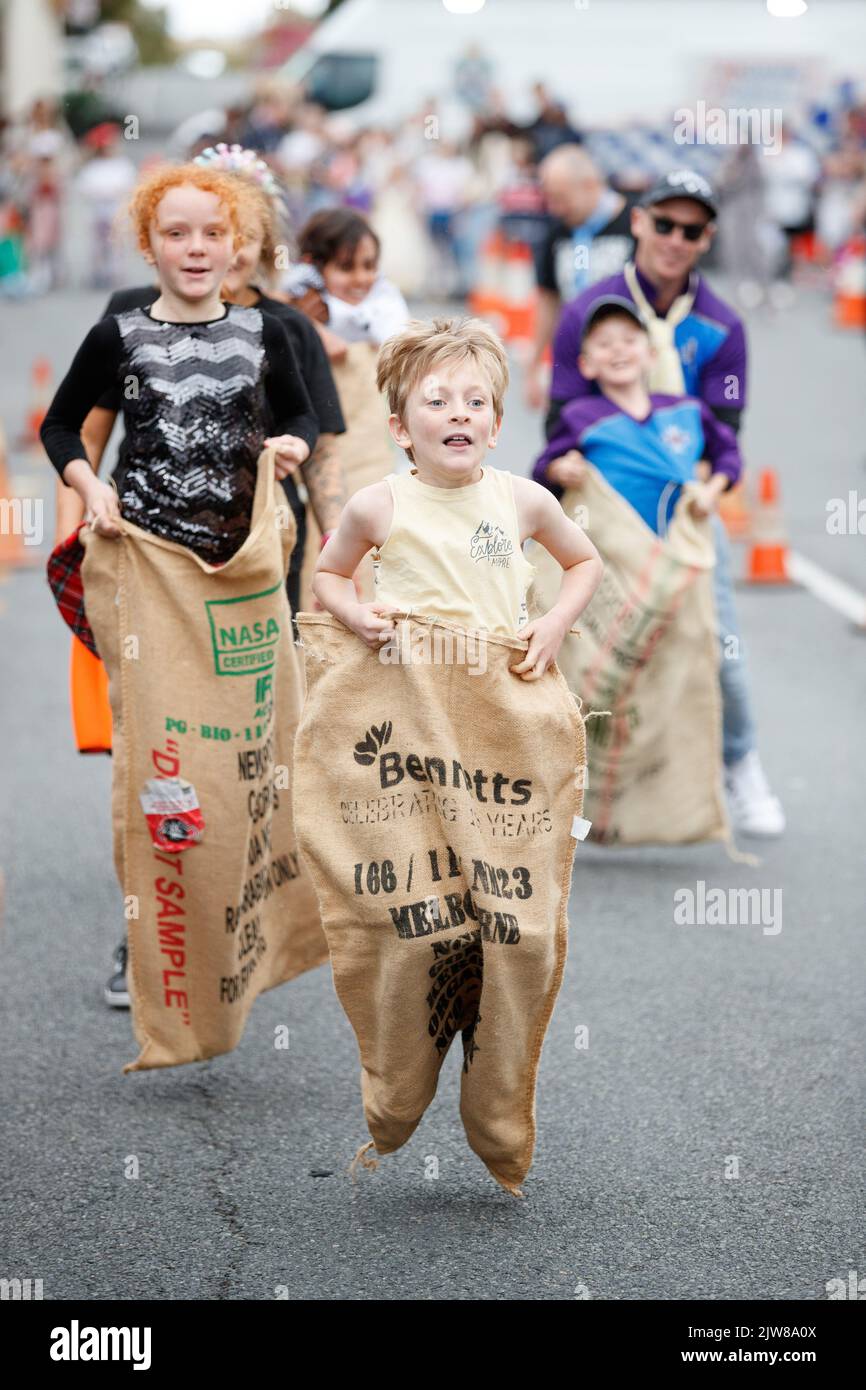 Les enfants et les adultes participent à une course de sacs dans le West End de Brisbane, en Australie, lors du Kurilpa Derby sur 4 septembre 2022. Le Kurilpa Derby est organisé comme une célébration communautaire du West End animé et multiculturel de Brisbane, avec des activités et une parade dans les rues, favorisant toujours le transport non automobile comme les vélos, les scooters, les chariots et les planches à roulettes. L'événement a retrouvé son format d'origine après avoir été annulé en 2020 et restructuré radicalement en 2021 en raison de la pandémie de COVID-19. (Photo de Joshua Prieto/Sipa USA) Banque D'Images