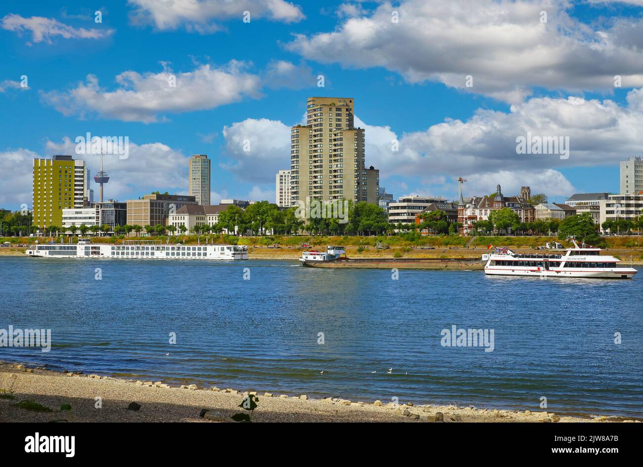 Cologne (Konrad Adenauer Ufer), 30 août. 2022: Vue de la plage du rhin sur la ligne d'horizon avec des bâtiments modernes Banque D'Images
