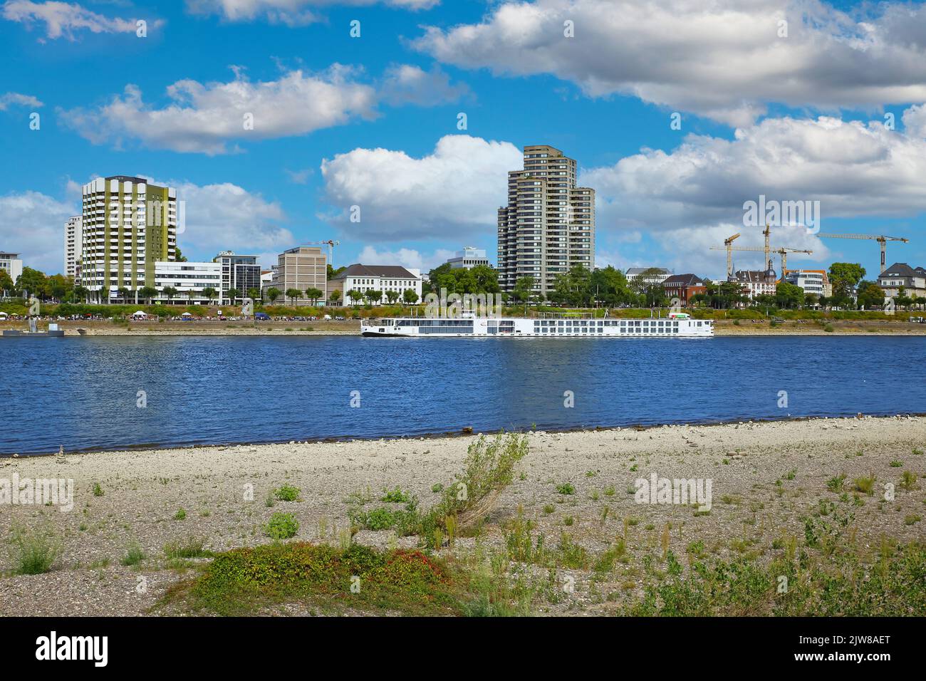 Cologne (Konrad Adenauer Ufer), 30 août. 2022: Vue de la plage du rhin sur la ligne d'horizon avec des bâtiments modernes Banque D'Images