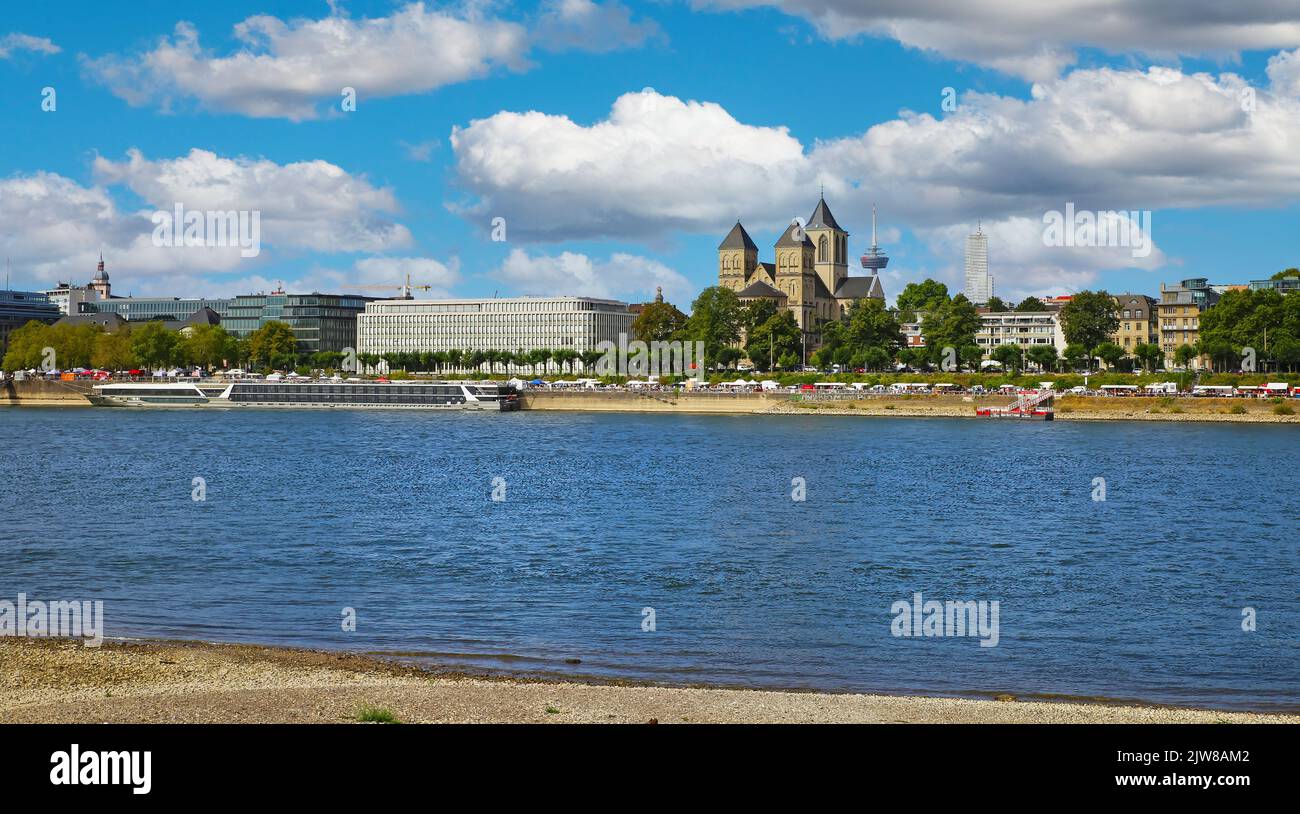 Cologne, Allemagne - 9 juillet. 2022: Vue sur le rhin sur Konrad Adenauer Ufer avec église Saint Kunibert, ciel bleu d'été Banque D'Images