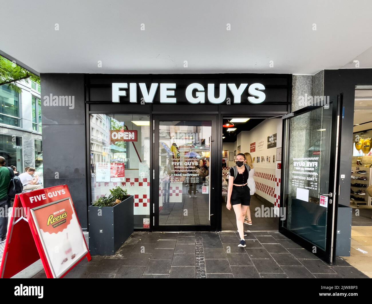 Cinq gars signent dans un restaurant de restauration rapide Five Guys dans le centre-ville de Munich Banque D'Images