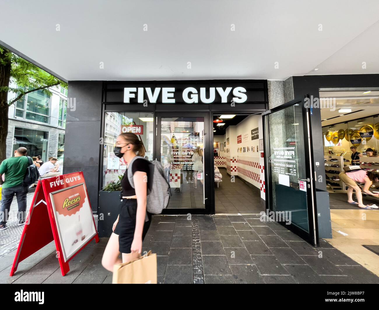 Cinq gars signent dans un restaurant de restauration rapide Five Guys dans le centre-ville de Munich Banque D'Images