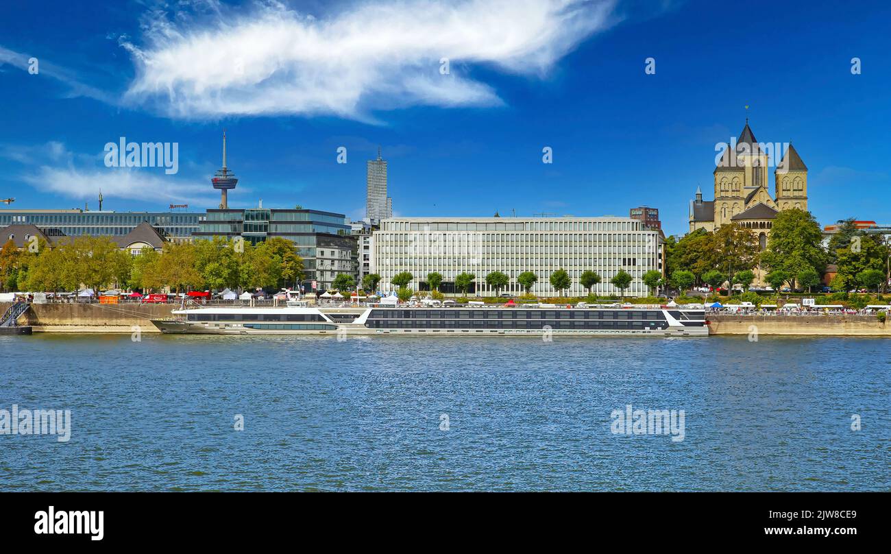 Cologne (Konrad-Adenauer-Ufer), Allemagne - 9 juillet. 2022: Vue sur le fleuve avec église Saint-Kunibert, Institut der deutschen Wirtschaft, tour de télévision Banque D'Images