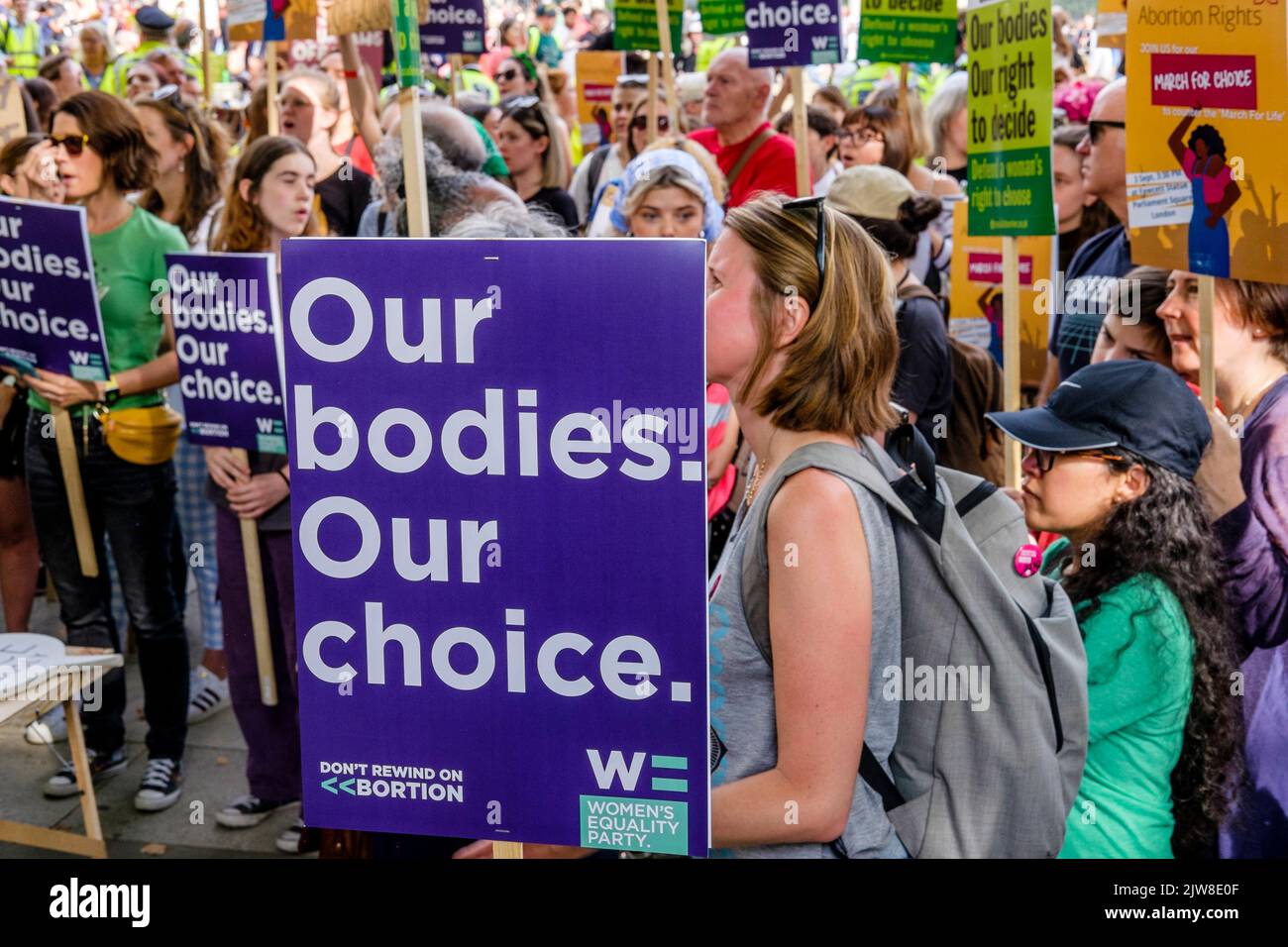 Londres, Royaume-Uni. 3 septembre 2022. Les militants pro-choix en faveur de l'avortement affichent des messages sur le droit des femmes de choisir lors d'une marche pour un rassemblement de choix sur la place du Parlement, contre un rassemblement également organisé par des groupes de campagne anti-avortement. Banque D'Images