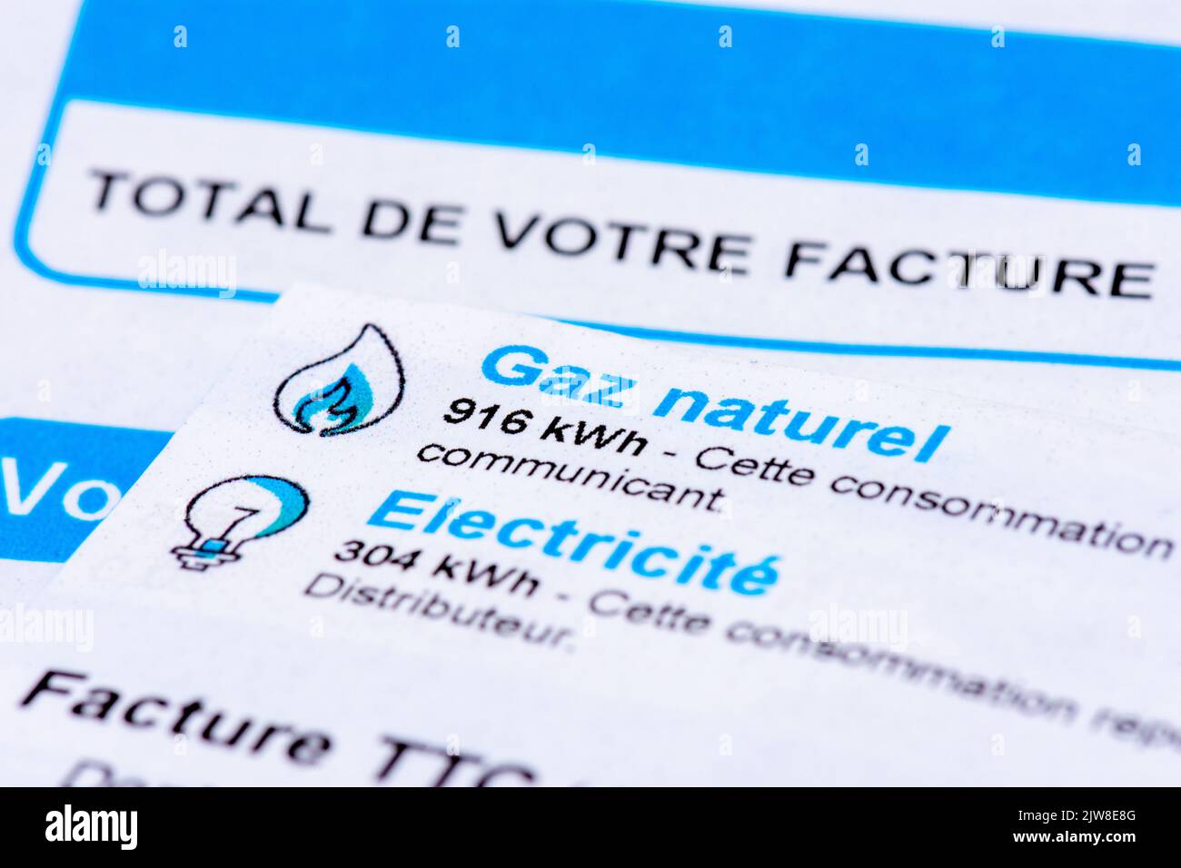 Hausse des prix de l'énergie en France : gros plan d'une facture française avec les détails des consommations de gaz naturel et d'électricité à payer, mesurées en kWh Banque D'Images