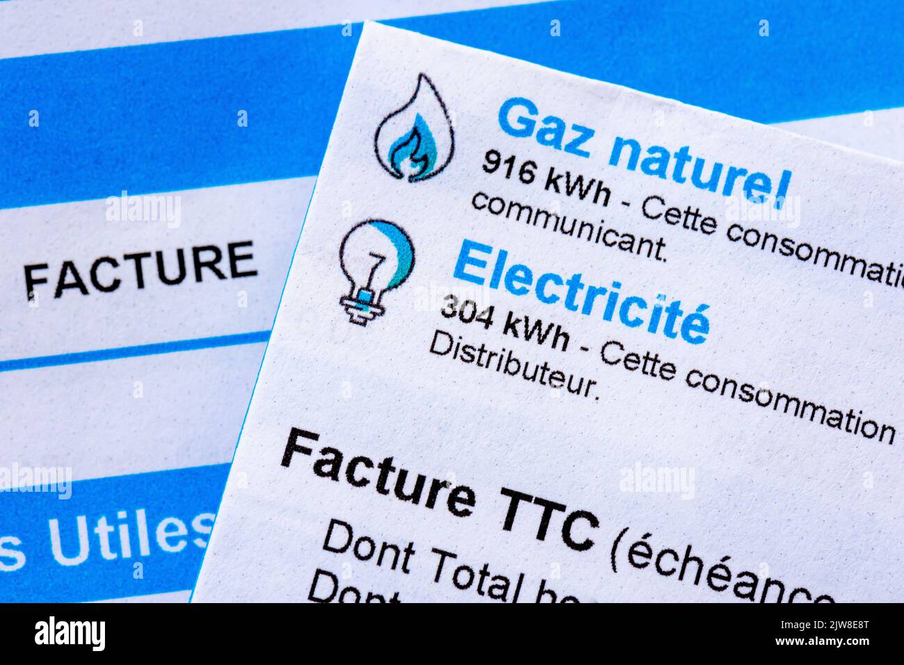 Hausse des prix de l'énergie en France : gros plan d'une facture française avec les détails des consommations de gaz naturel et d'électricité à payer, mesurées en kWh Banque D'Images