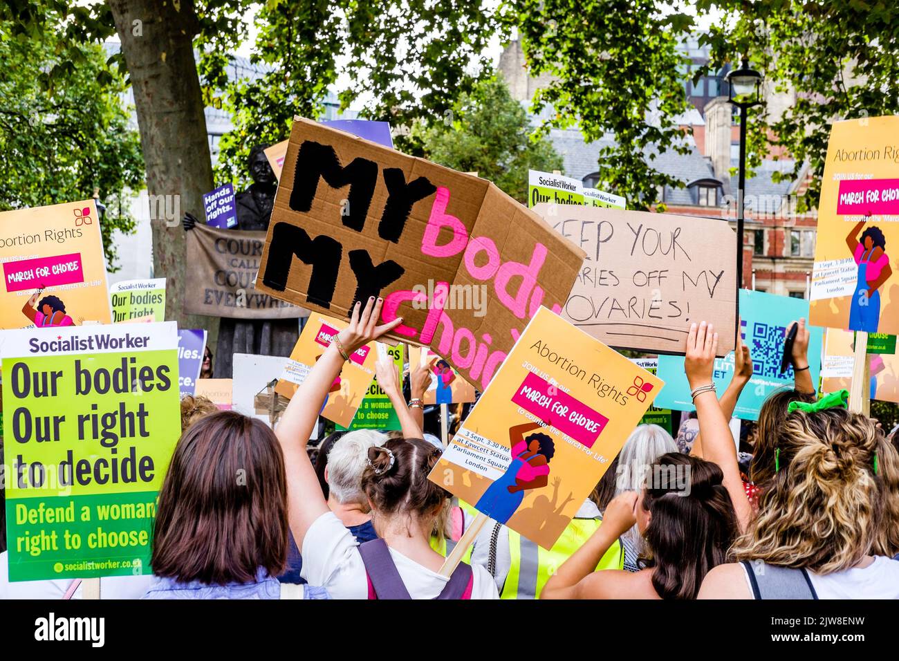 Londres, Royaume-Uni. 3 septembre 2022. Les militants pro-choix en faveur de l'avortement affichent des messages sur le droit des femmes de choisir lors d'une marche pour un rassemblement de choix sur la place du Parlement, contre un rassemblement également organisé par des groupes de campagne anti-avortement. Banque D'Images