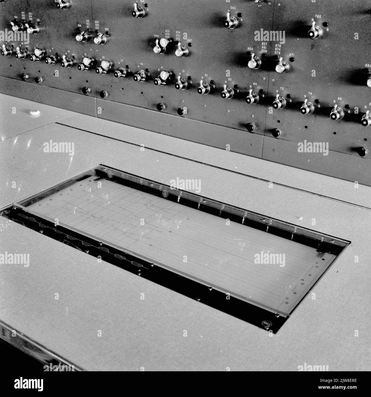 Image d'un tableau d'horaires dans le rédacteur automatique du poste central de contrôle de la circulation (poste CVL) de la N.-É. à Nimègue.n.-b. En 1960/1961, le contrôle central de la circulation a été introduit sur la section de la voie de Nimègue-Blerick en 1960-1961. Banque D'Images