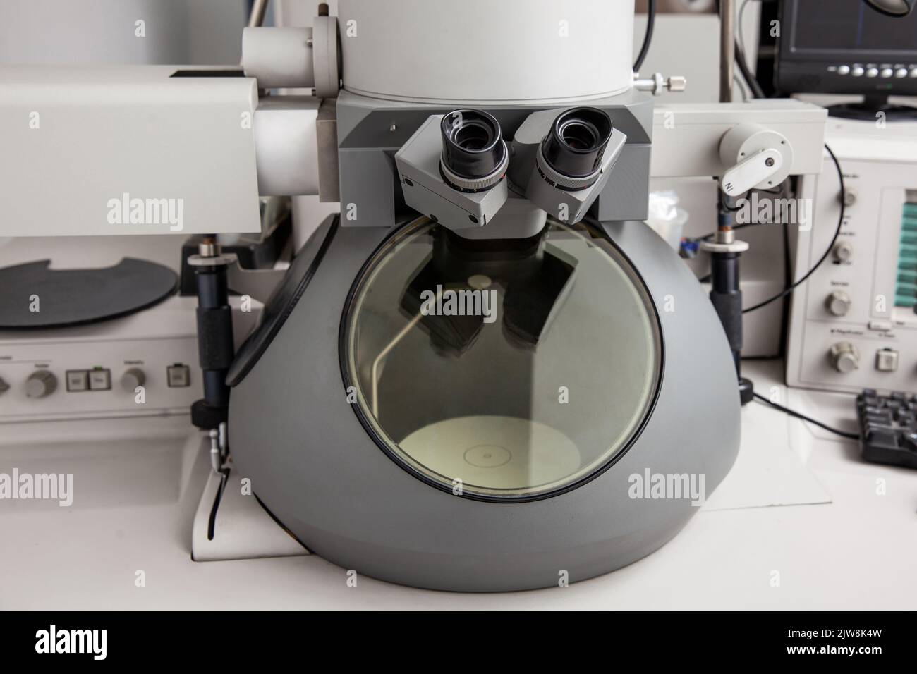 Microscope électronique dans un laboratoire scientifique utilisé pour le diagnostic et la recherche. Banque D'Images