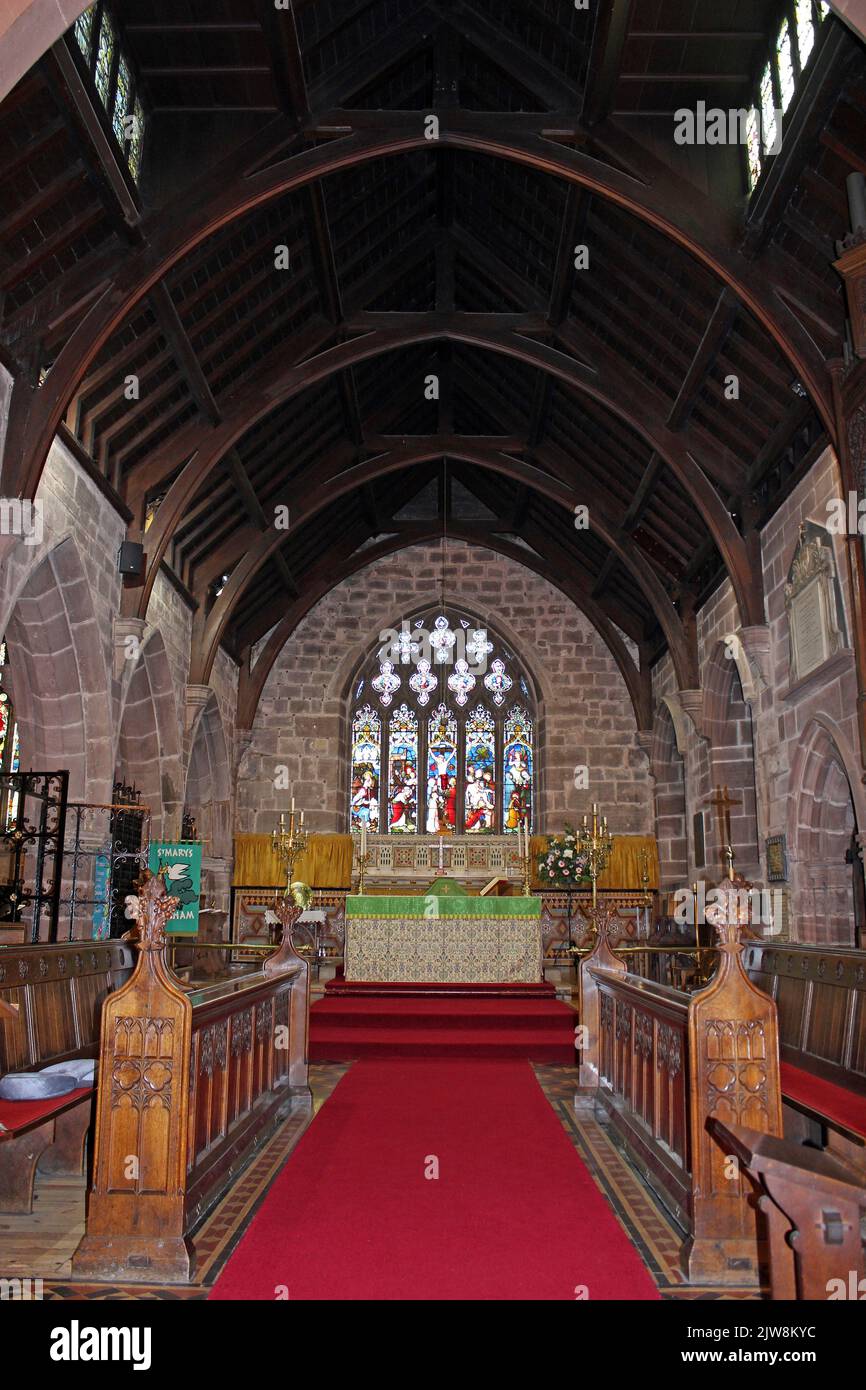 Échoppes de chœur et autel de grade II, église paroissiale de St Mary's, Eastham, Wirral Banque D'Images