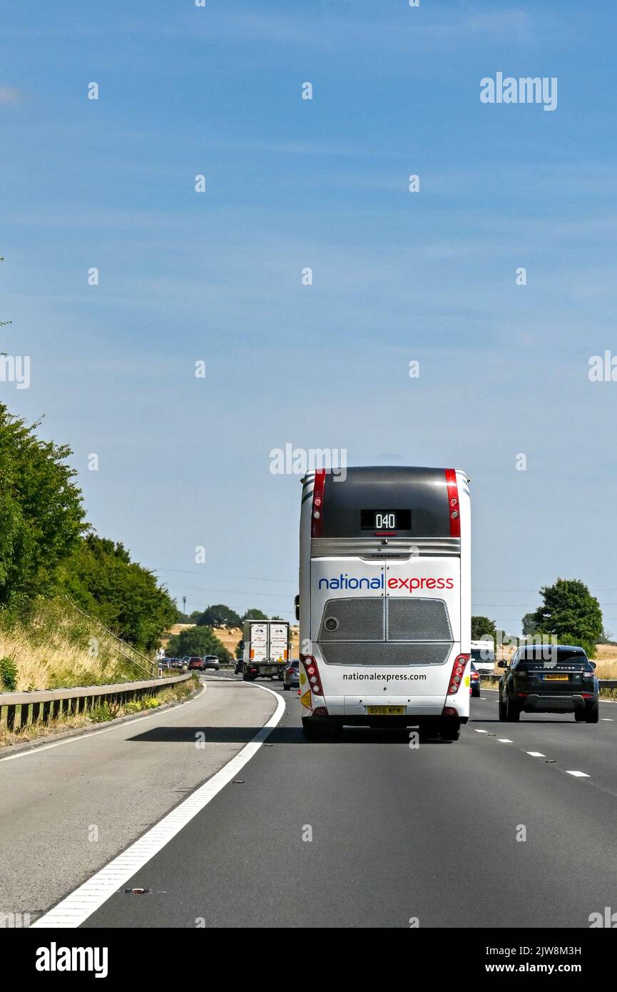 Swindon, Angleterre, Royaume-Uni - août 2022 : vue arrière d'un car express National Express sur l'autoroute M4 Banque D'Images