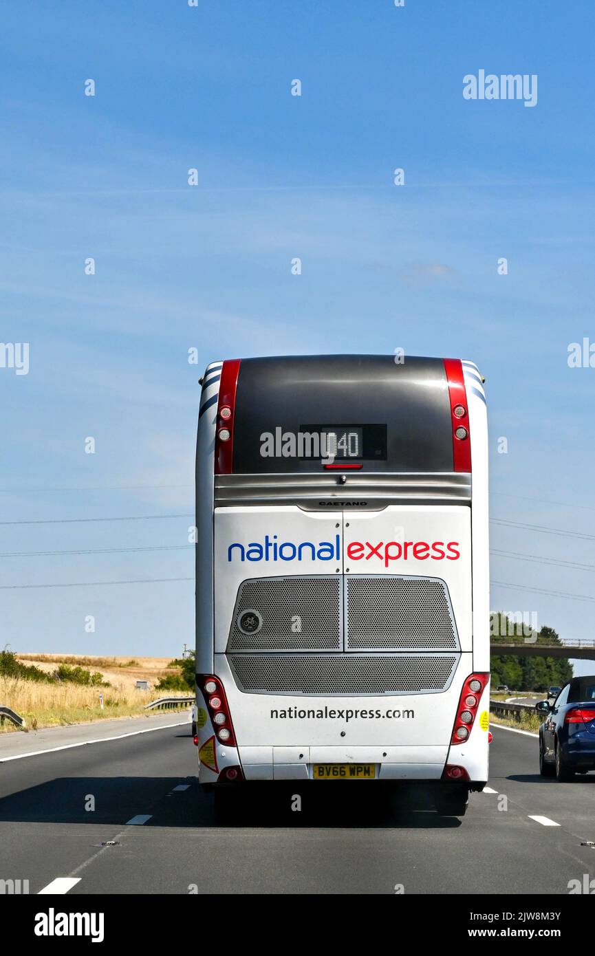 Swindon, Angleterre, Royaume-Uni - août 2022 : vue arrière d'un car express National Express sur l'autoroute M4 Banque D'Images