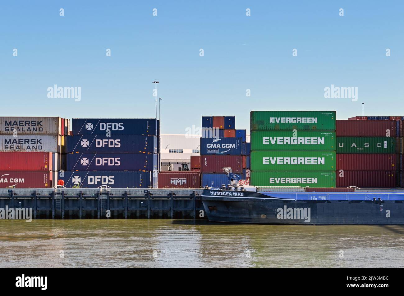 Rotterdam, pays-Bas - août 2022 : conteneurs d'expédition industrielle empilés sur le quai de la rivière près de Rotterdam Banque D'Images