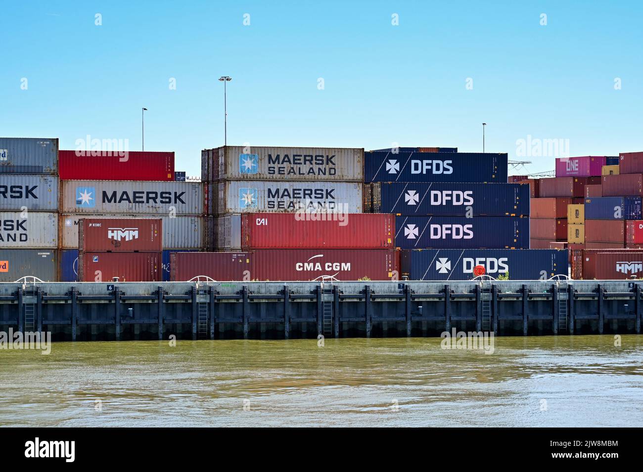 Rotterdam, pays-Bas - août 2022 : conteneurs d'expédition industrielle empilés sur le quai de la rivière près de Rotterdam Banque D'Images