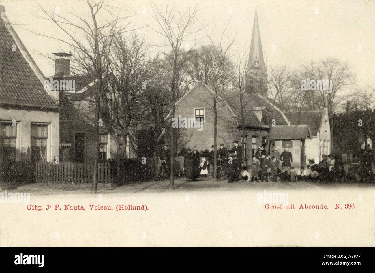 Vue sur la place de l'église avec pompe de village à Abcoude (municipalité d'Abcoude-Proostdij), du nord-ouest. Banque D'Images