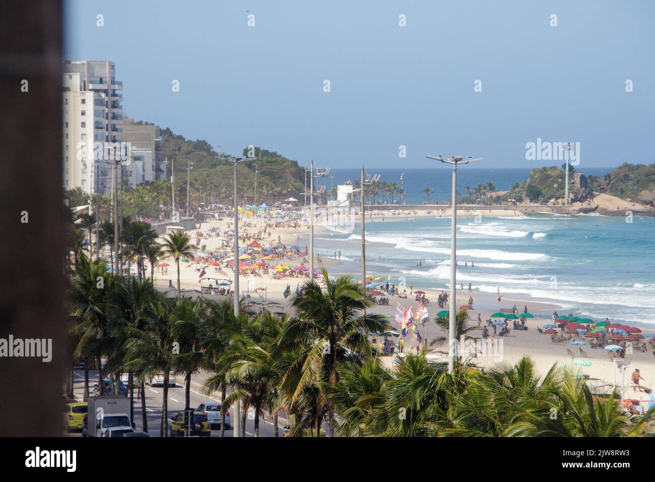 Plage d'Ipanema à Rio de Janeiro, Brésil - 25 octobre 2022: Plage d'Ipanema pleine d'une belle journée ensoleillée à Rio de Janeiro. Banque D'Images