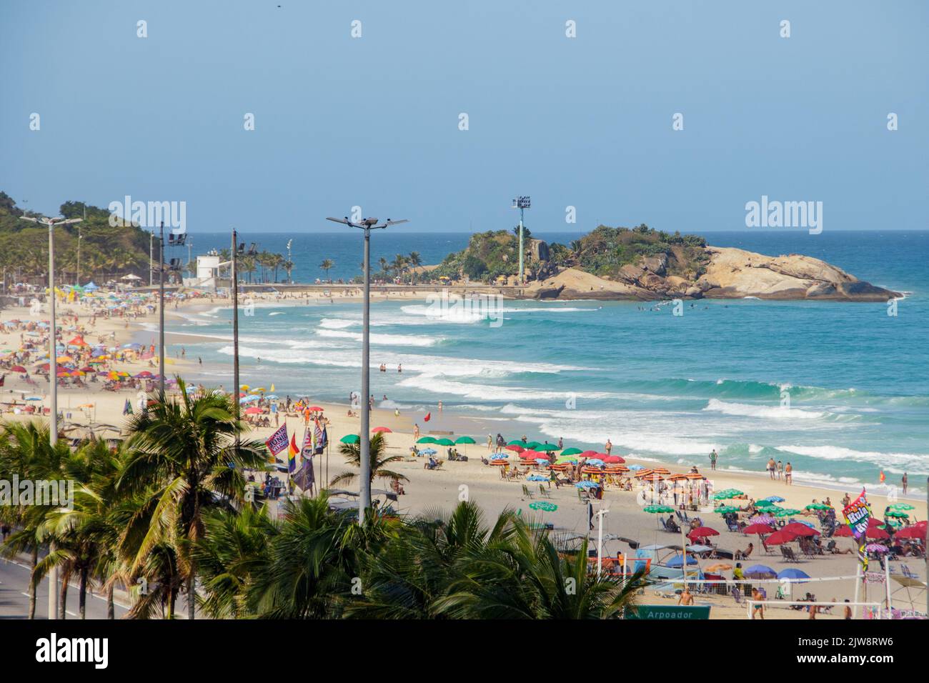 Plage d'Ipanema à Rio de Janeiro, Brésil - 25 octobre 2022: Plage d'Ipanema pleine d'une belle journée ensoleillée à Rio de Janeiro. Banque D'Images