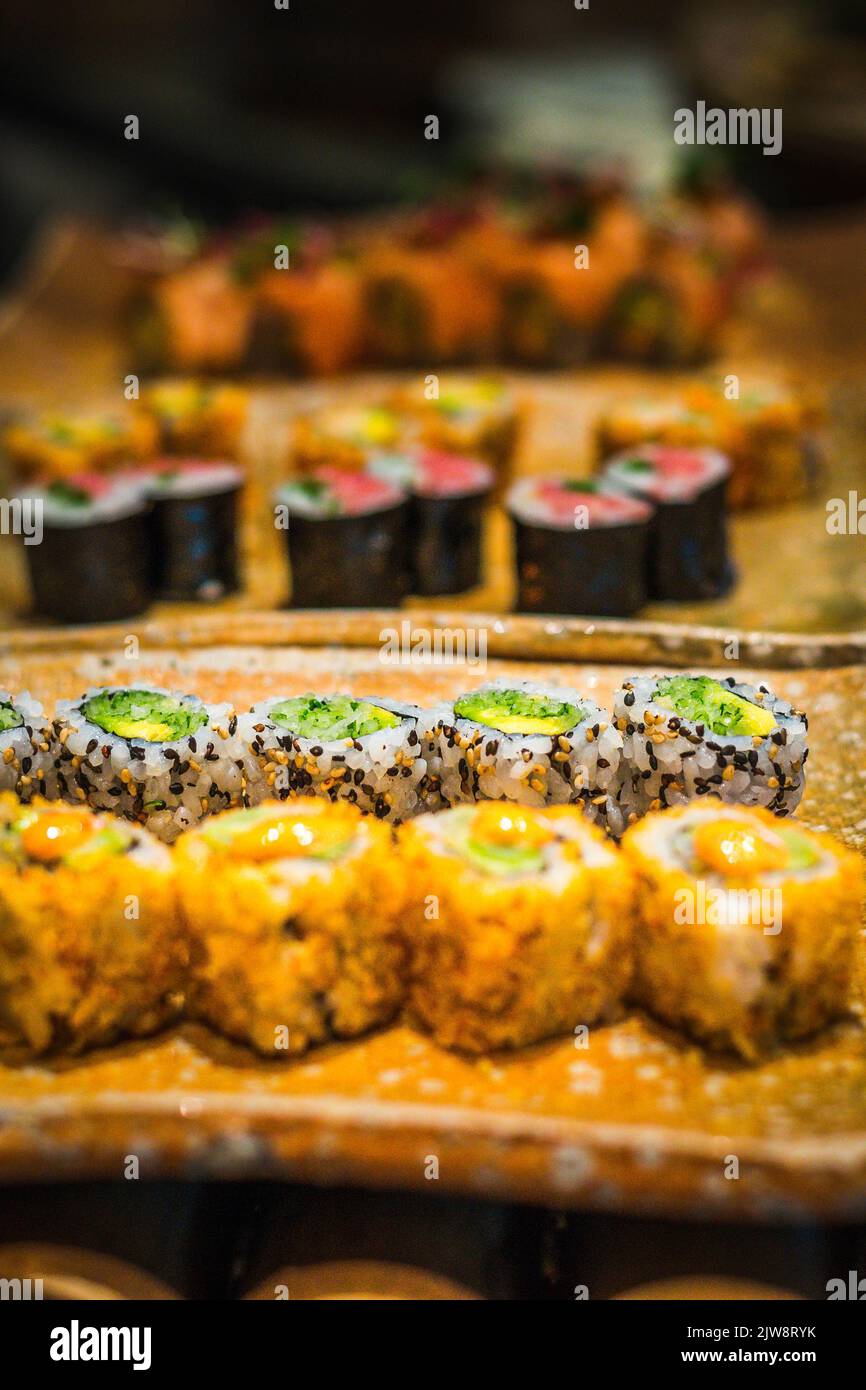 Plateau de sushi California Maki Roll avec de nombreux types de rouleaux maki de sushi californiens Banque D'Images