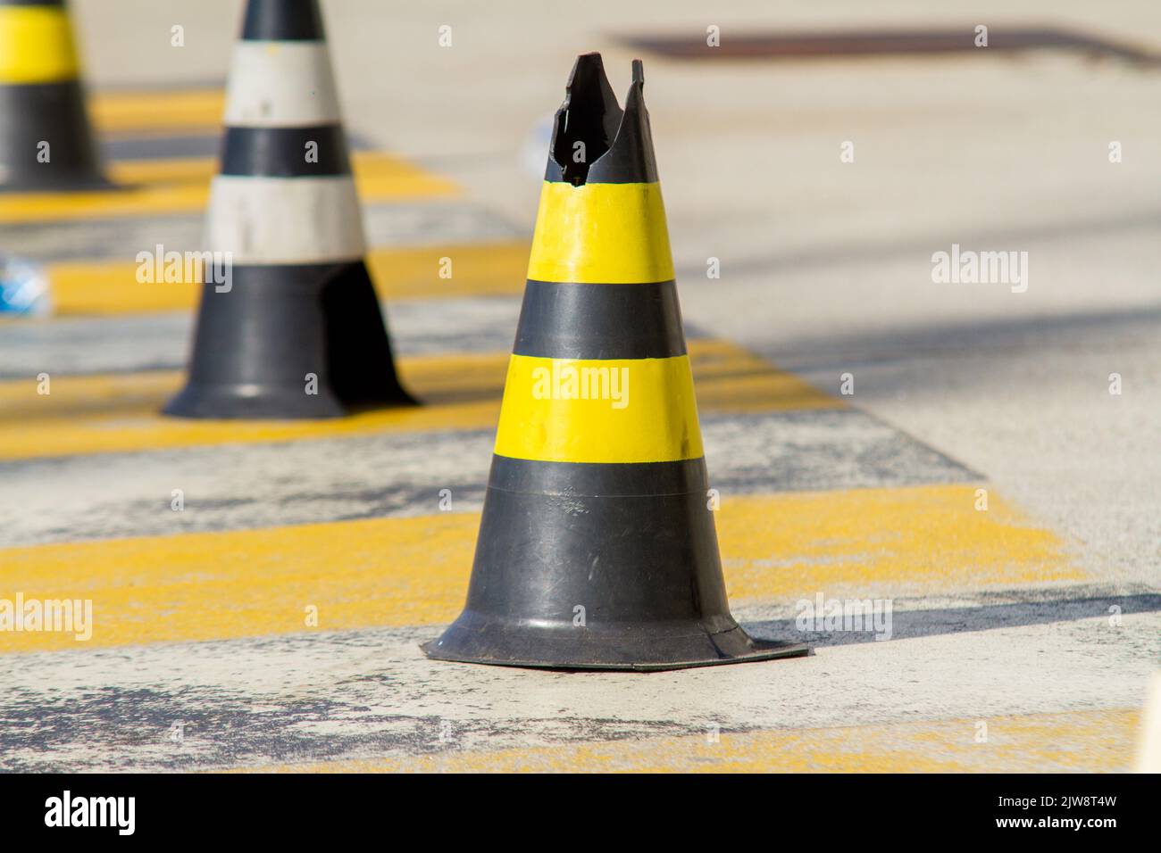 Cône de signalisation de couleur noire avec bandes jaunes à Rio de Janeiro. Banque D'Images