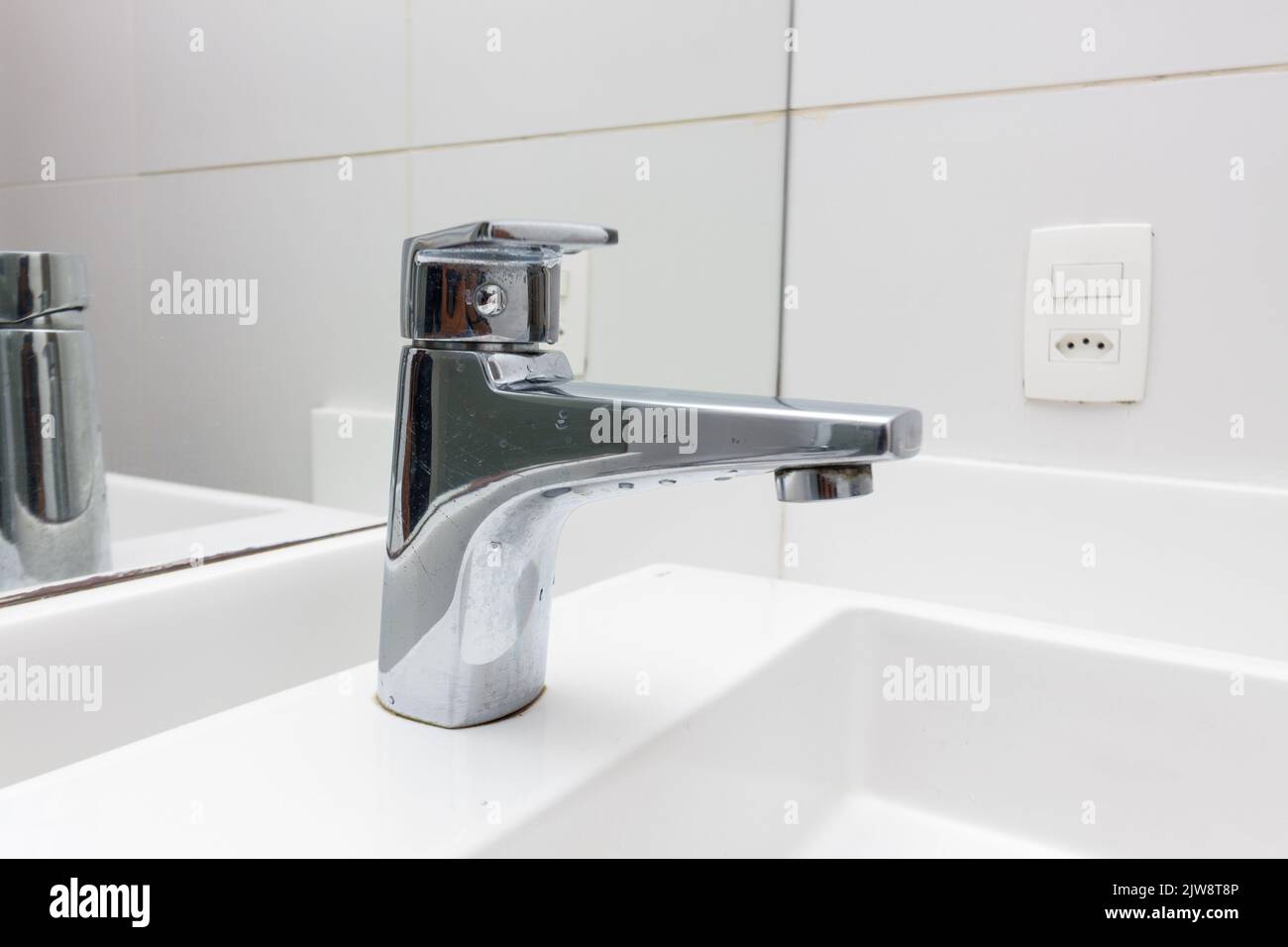 Détail d'un robinet, dans une salle de bains à Rio de Janeiro. Banque D'Images