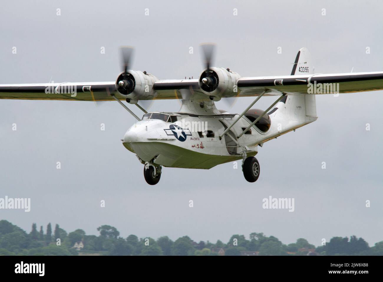 Mlle Pick-up le Consolidated Catalina PBY termine son exposition aérienne d'été le Duxford Summer Airshow 18th juin 2022 Banque D'Images