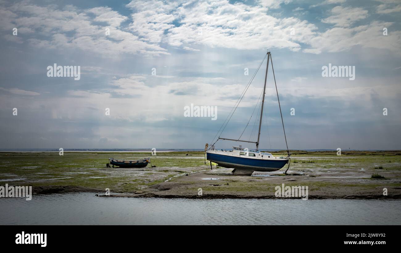 Des bateaux sont bloqués sur l'Estauary de la Tamise à marée basse à Leigh-on-Sea, Essex, Royaume-Uni. Banque D'Images