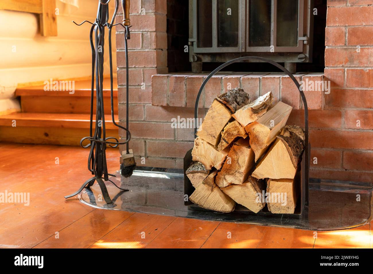bois de chauffage haché empilé dans la pile de bois contre le fond de la cheminée Banque D'Images