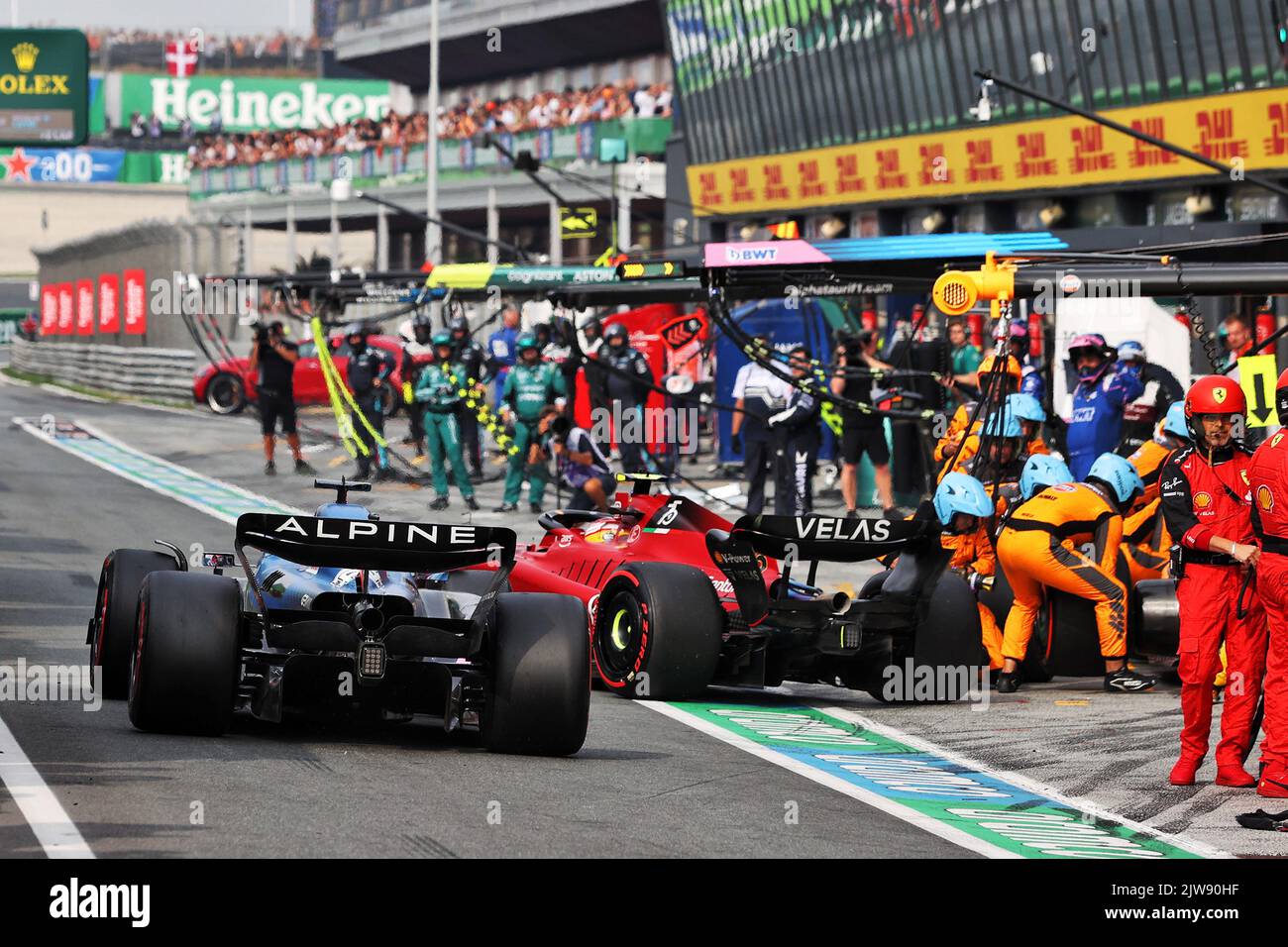 Carlos Sainz Jr (ESP) Ferrari F1-75 quitte les fosses sur le chemin de Fernando Alonso (ESP) Alpine F1 Team A522. Grand Prix de Hollande, dimanche 4th septembre 2022. Zandvoort, pays-Bas. Banque D'Images