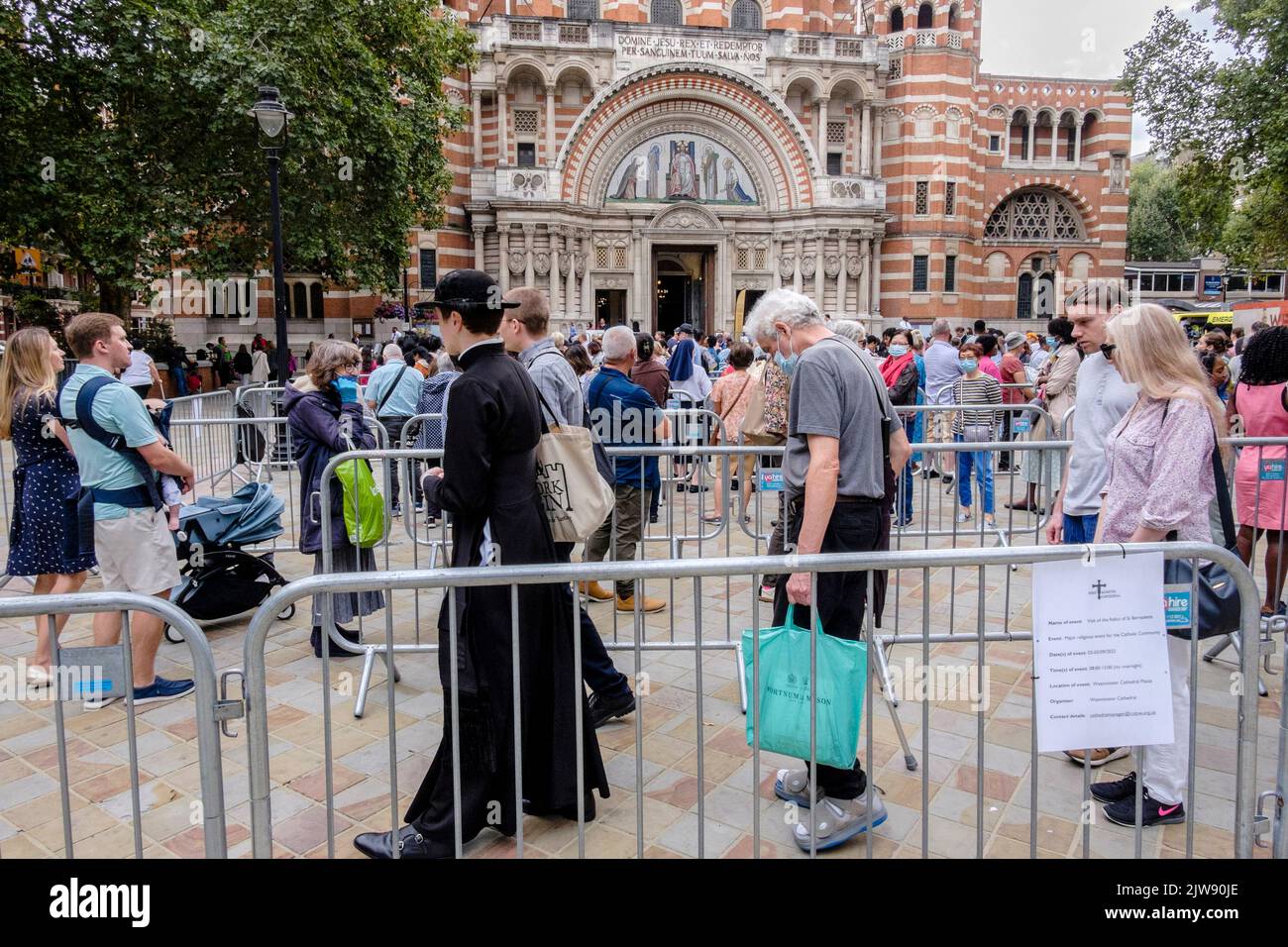 Londres, Royaume-Uni. 3rd septembre 2022, des dévotés religieux se sont mis en file d'attente devant la cathédrale de Westminster pour voir les reliques de Saint-Bernadette pour la première fois au Royaume-Uni lors d'une tournée en Angleterre, en Écosse et au pays de Galles en septembre et octobre 2022. Banque D'Images