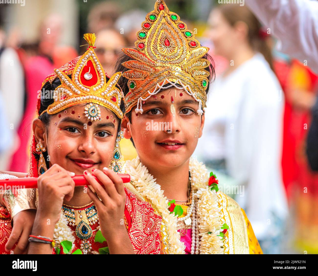 Londres, Royaume-Uni. 04th août 2022. Deux enfants au début de la procession représentent des divinités. Le festival Hindou Ratha Yatra (alternative orthographial Rathayatra), Ou Chariot Festival, tombe le 4th septembre de cette année et est célébré à Londres avec une procession des chars et des divinités de Hyde Park à Trafalgar Square, accompagné par le public, suivi des festivités, de la nourriture gratuite et des spectacles à Trafalgar Square. Credit: Imagetraceur/Alamy Live News Banque D'Images