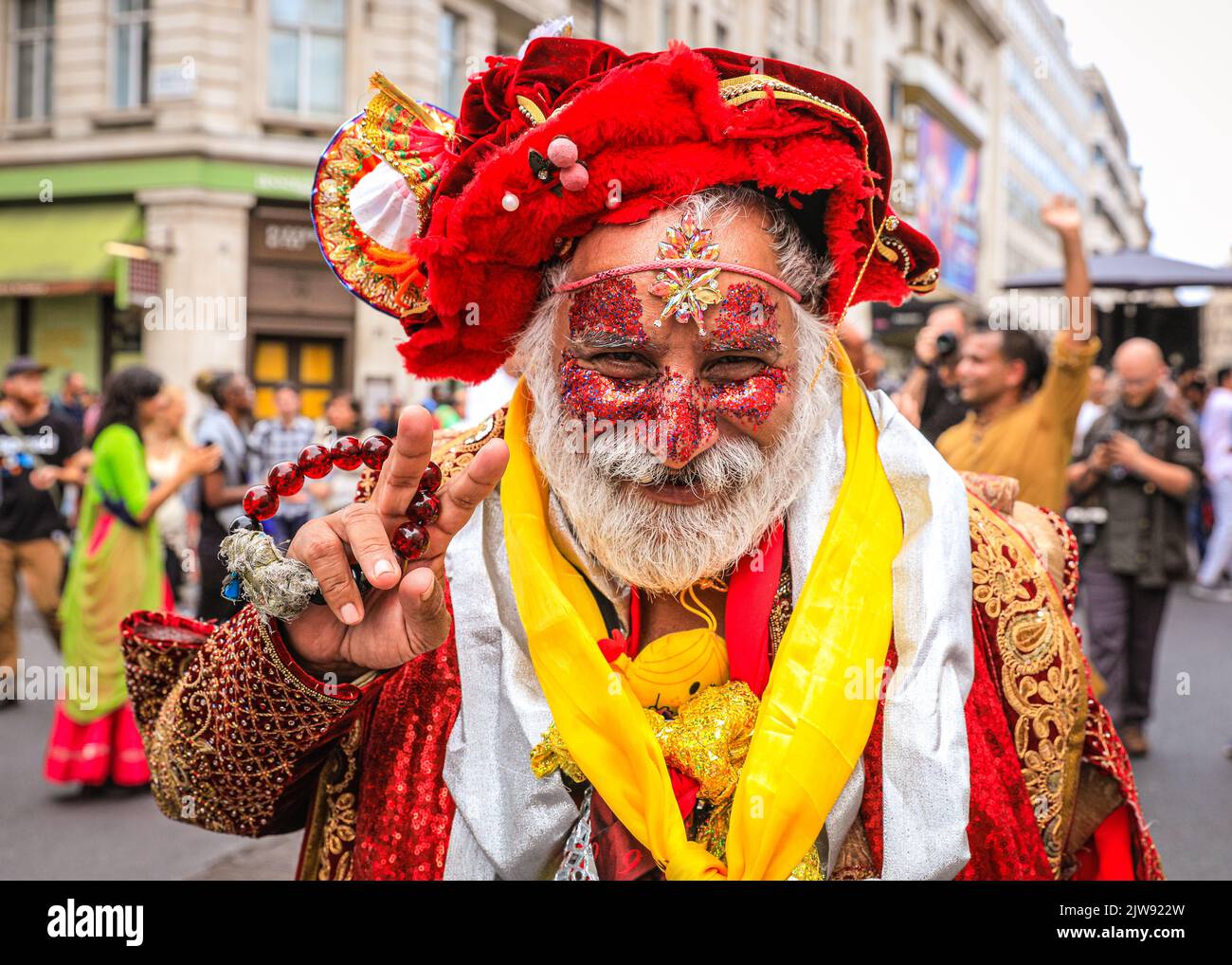 Londres, Royaume-Uni. 04th août 2022. Un dévot à la tenue colorée. Le festival Hindou Ratha Yatra (alternative orthographial Rathayatra), Ou Chariot Festival, tombe le 4th septembre de cette année et est célébré à Londres avec une procession des chars et des divinités de Hyde Park à Trafalgar Square, accompagné par le public, suivi des festivités, de la nourriture gratuite et des spectacles à Trafalgar Square. Credit: Imagetraceur/Alamy Live News Banque D'Images